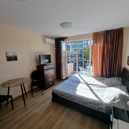 Deluxe Admiral Plaza