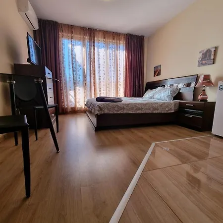 Deluxe Admiral Plaza