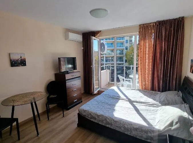 Deluxe Admiral Plaza